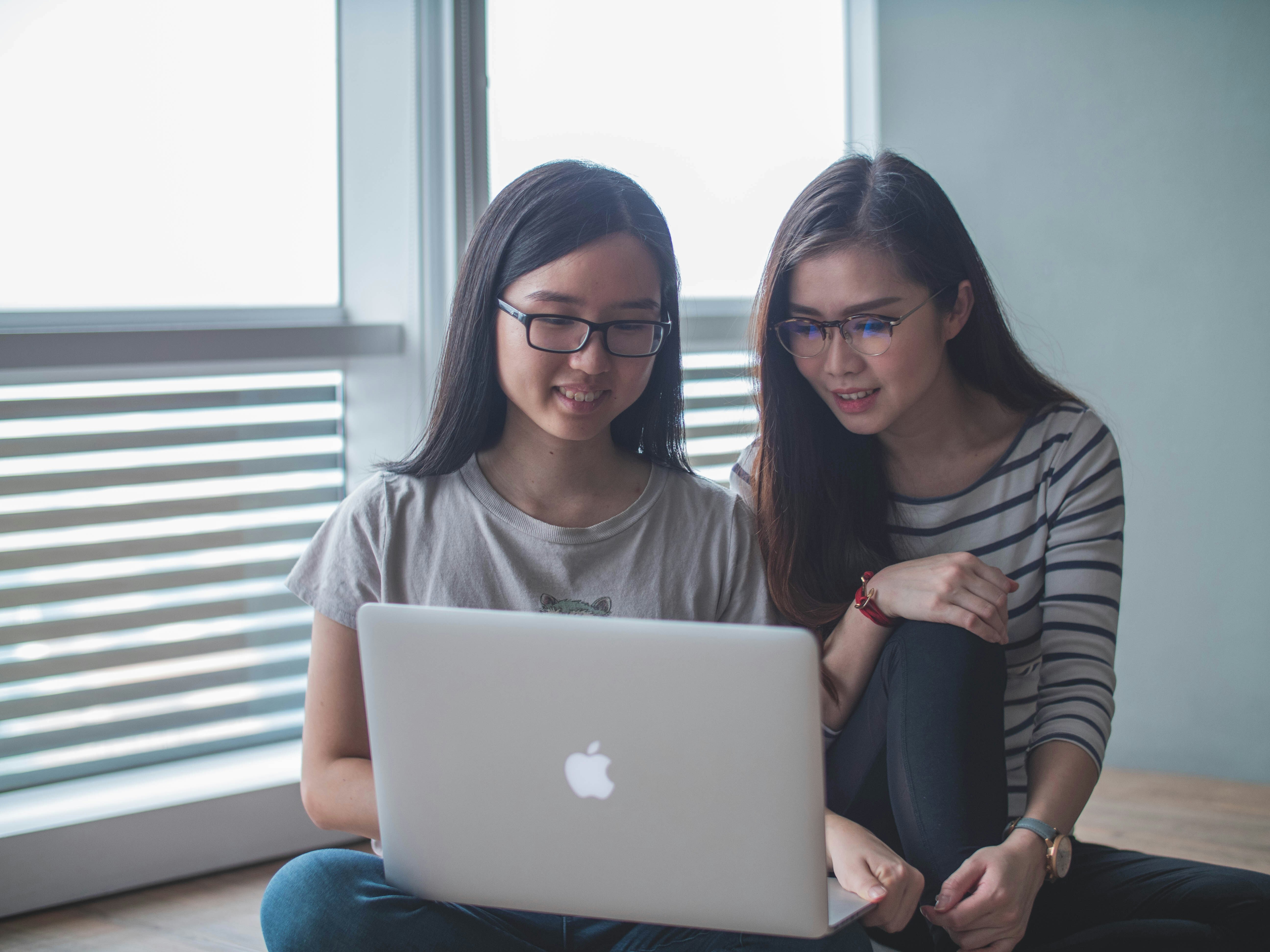 A mother assists her daughter with applying for her learner's permit using the online eGovernment modules. Source: Unsplash